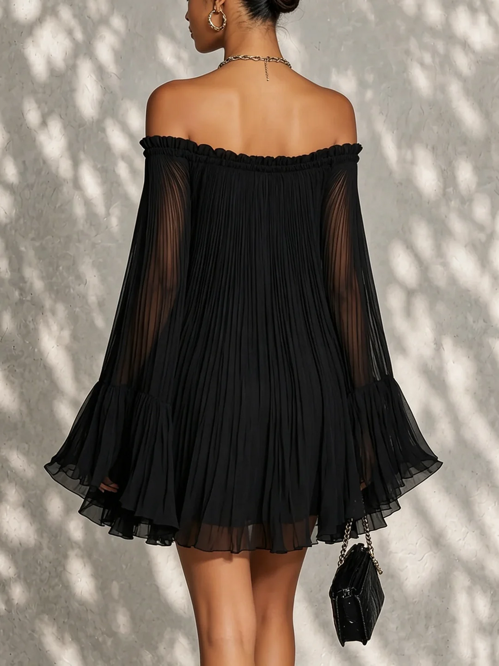 OCEANIA | MINI VESTIDO NEGRO CON MANGAS ACAMPANADAS Y HOMBROS DESCUBIERTOS