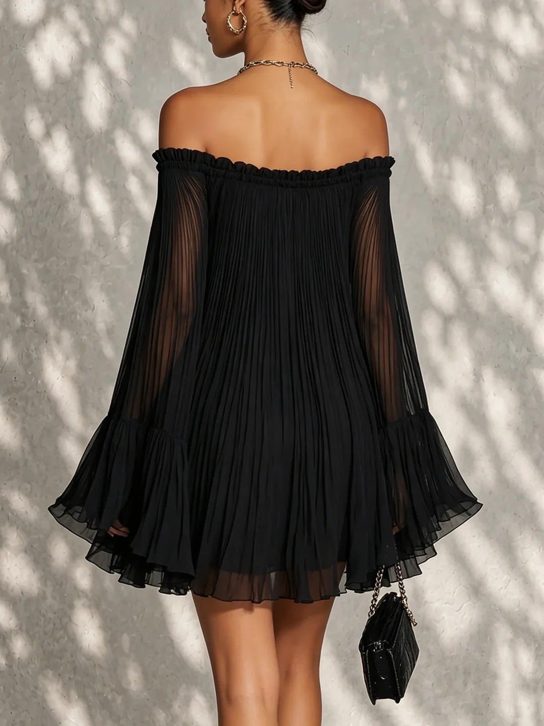 OCEANIA | MINI VESTIDO NEGRO CON MANGAS ACAMPANADAS Y HOMBROS DESCUBIERTOS